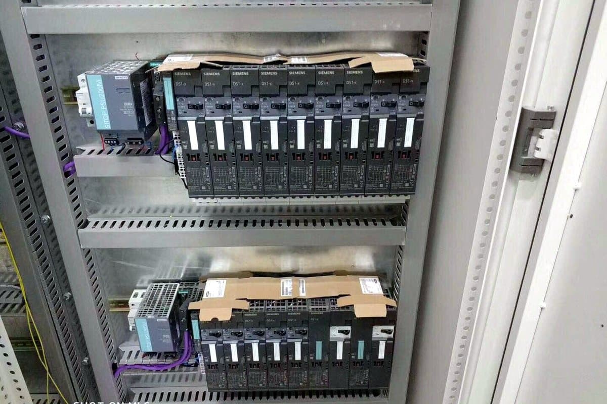 Huaxin Minfu PLC control cabinet on site